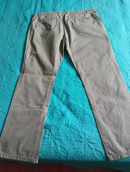 Três Pares de Calças de Homem