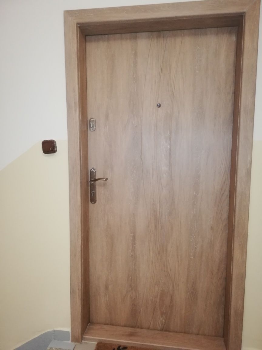Drzwi do domów i mieszkań, okna, rolety zewnętrzne