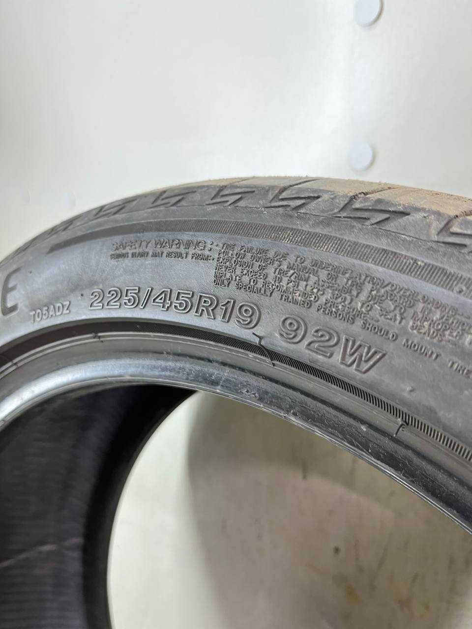 225/45 R19 Bridgestone пара літо / лето