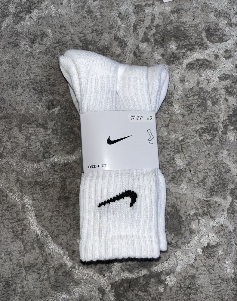 Białe długie skarpetki Nike