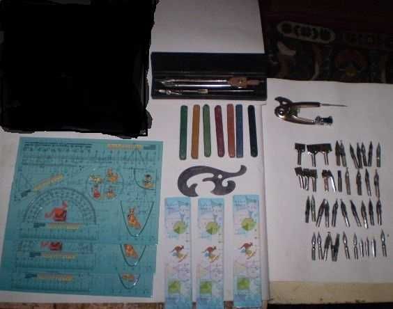 Мелки.Перья для письма.Циркули.Шаблон.Линейки.Три комплекта измерения.