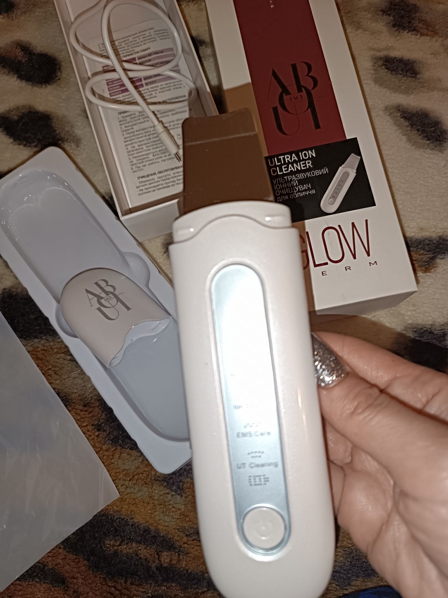 Ультразвуковий іонний очищувач для обличчя ABOUT FACE
Використовувався