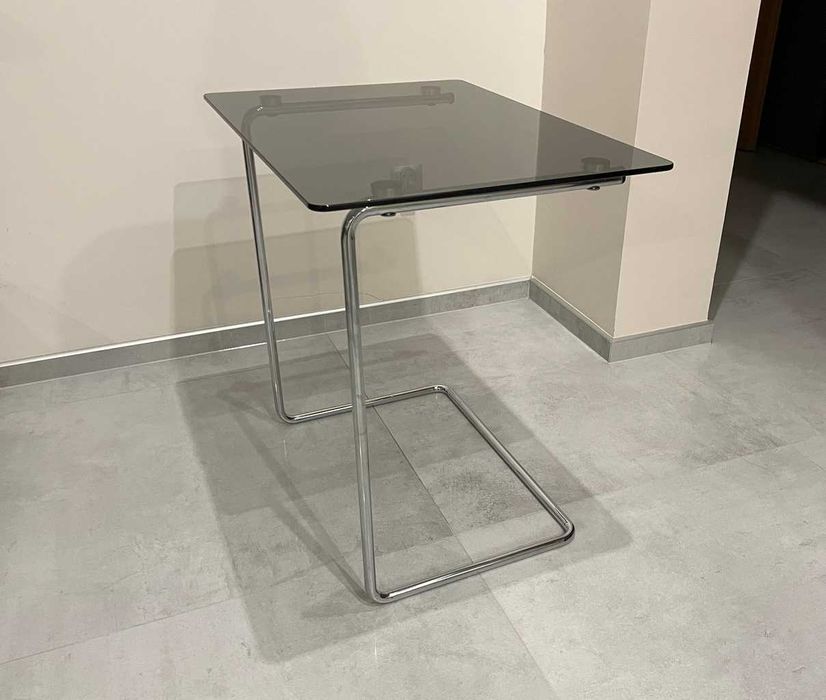 Nowoczesny stolik szklany na chromowanym stelażu