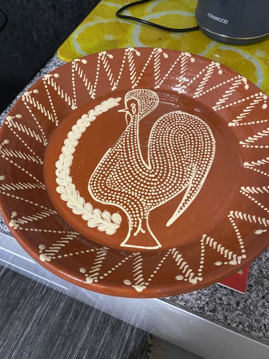 Prato em barro de grande dimensão