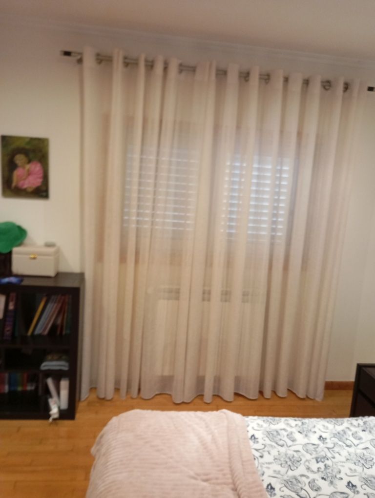 Duas cortinas branco perola usadas
