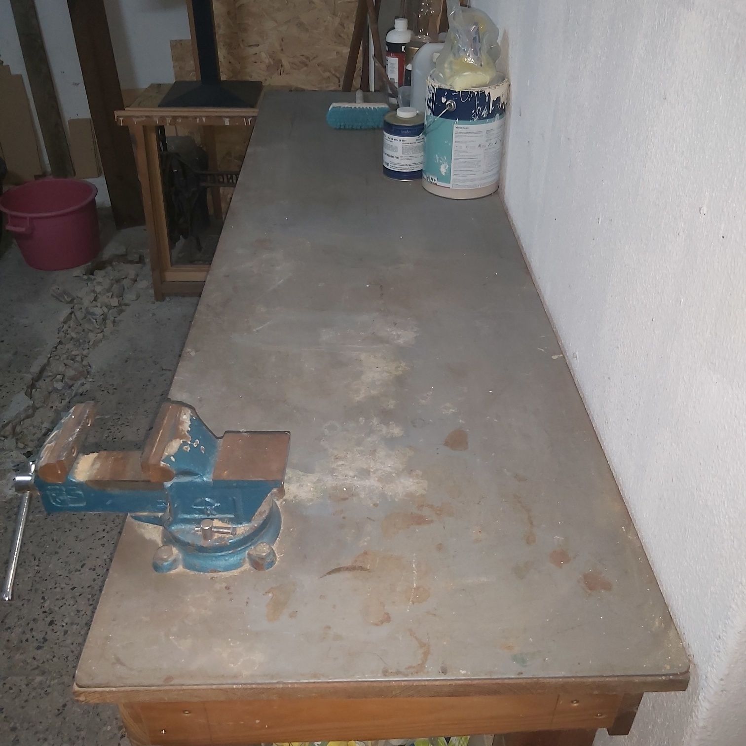 Bancada de trabalho com chapa ferro e torno