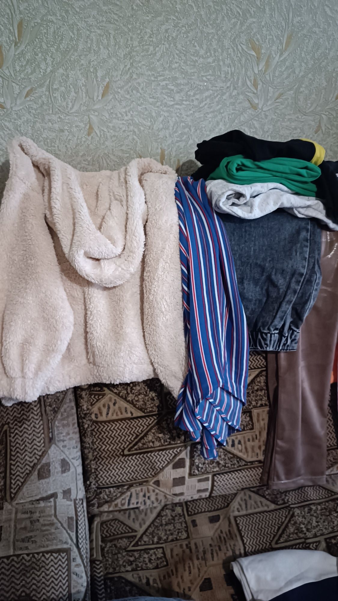 Продам вещи фирменные два пакета