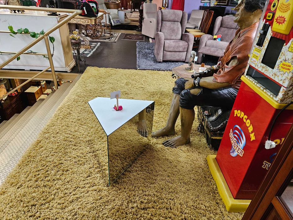 Mesa de centro espelhada nas laterais e lacada no ta