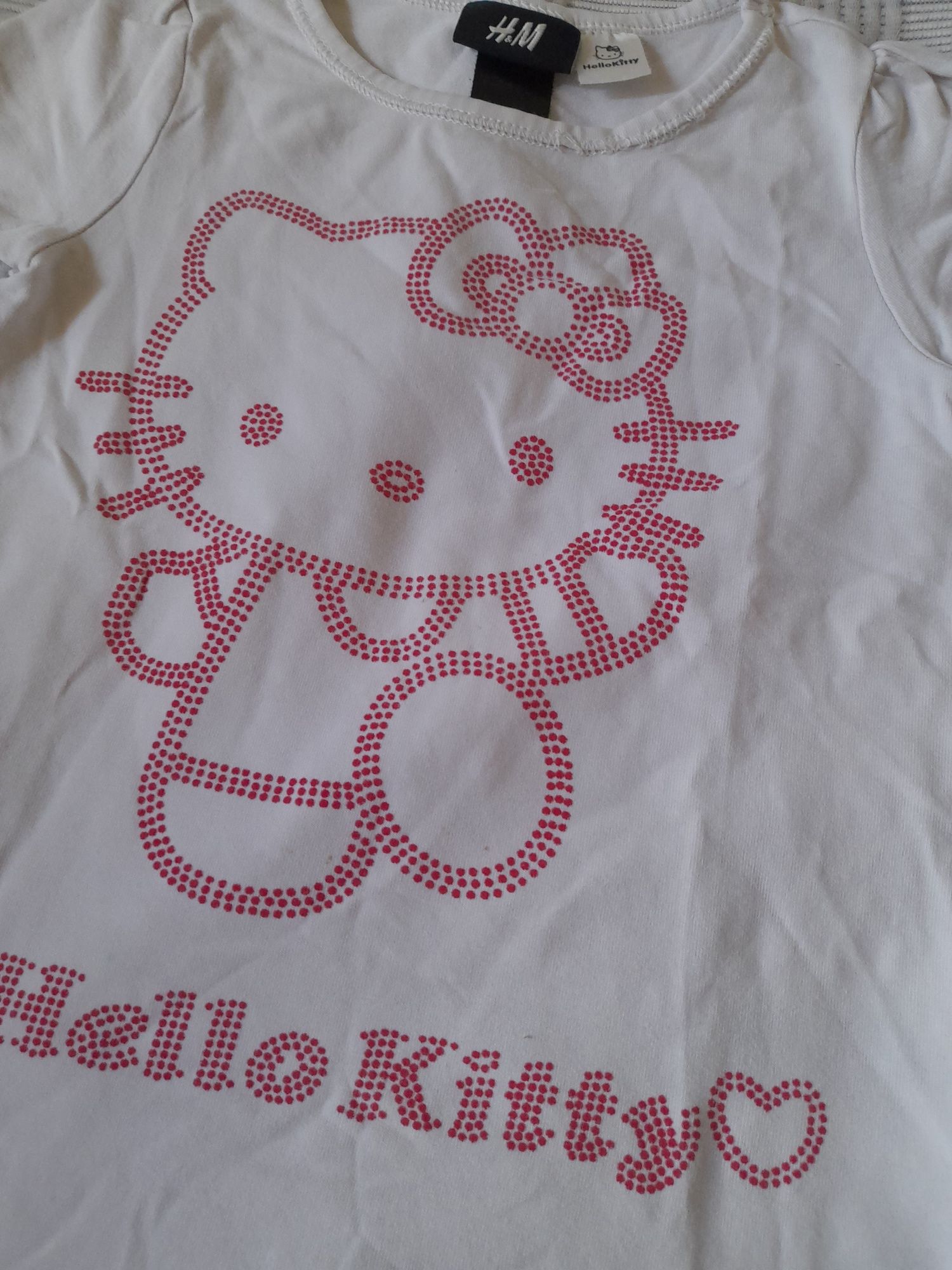 T-shirt branca com estampa pontilhada rosa da hello kitty