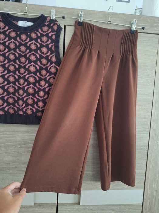 Kamizelka w kwiaty i spodnie kuloty 110 cm
