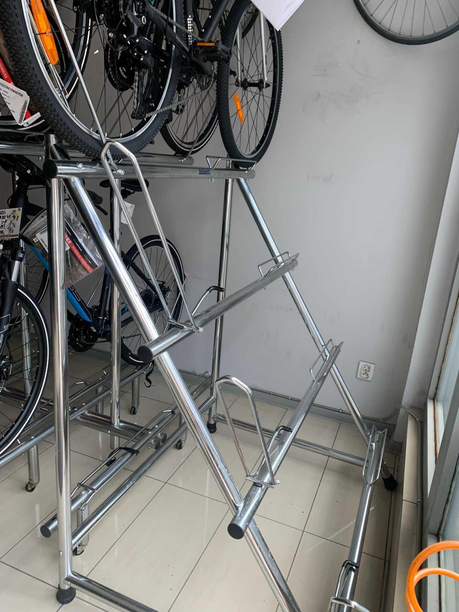 Stojak ekspozycyjny na 4 rowery - jak nowy ze sklepu rowerowego