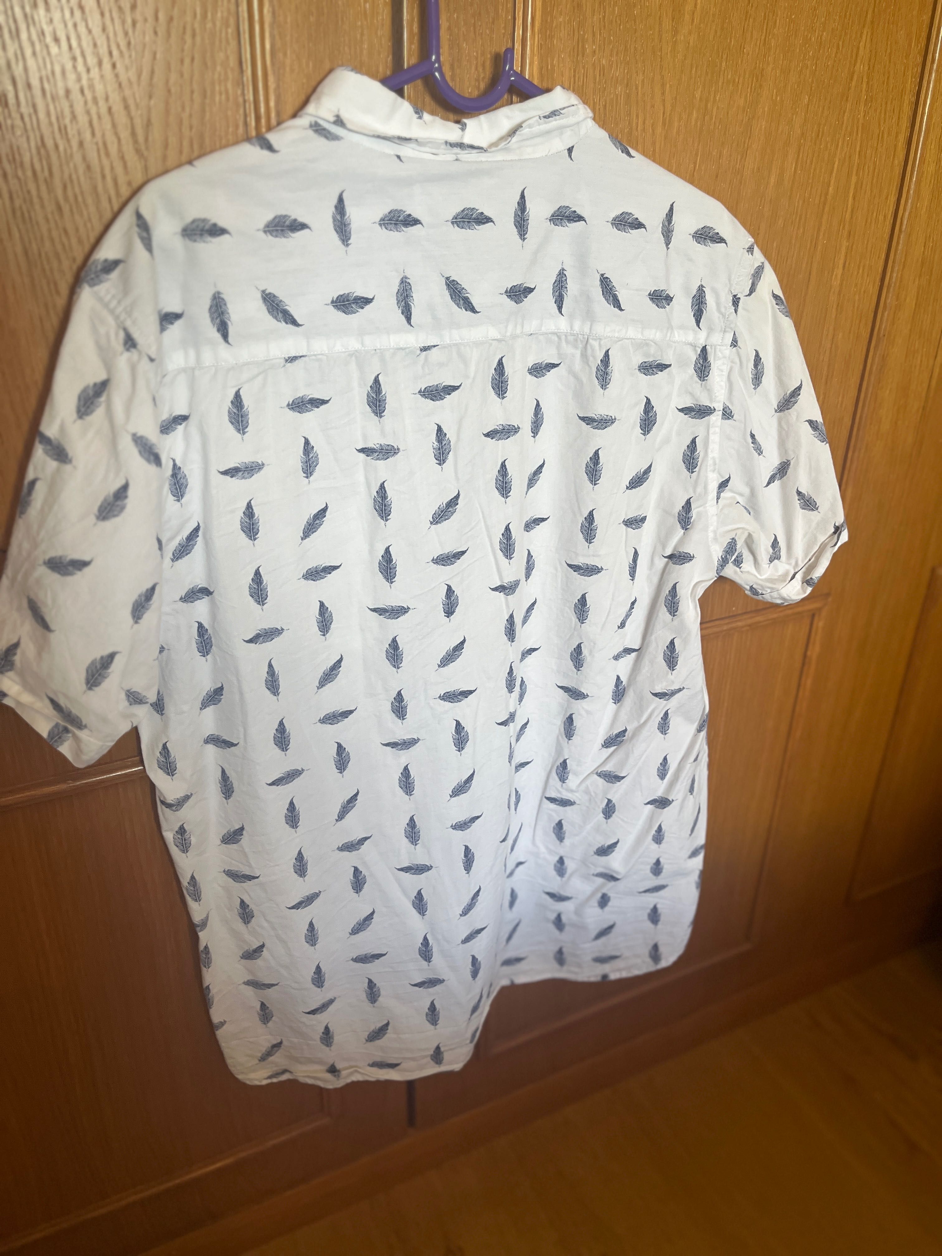 Camisa branca da Brave Soul , com padrão de penas por toda a peça,L