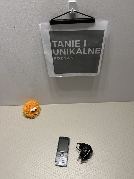 Samsung GT-S5610 – klasyczny telefon, oryginalna ładowarka, elegancki