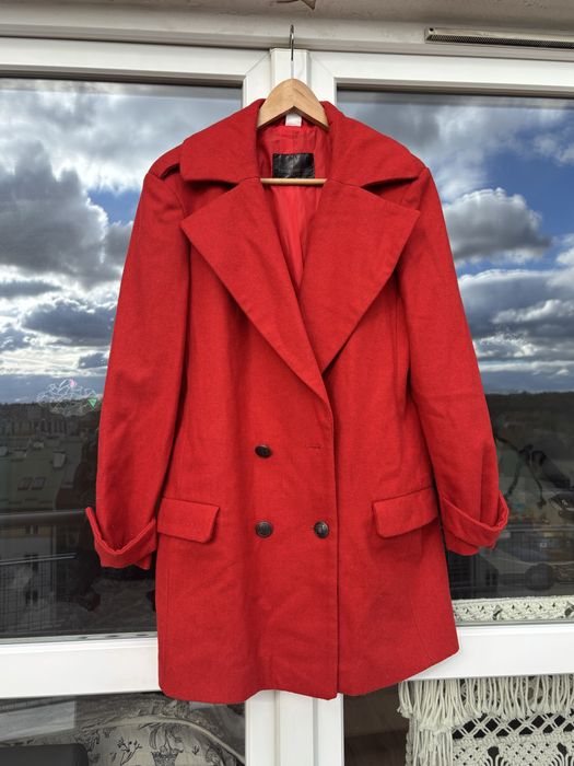 elegancki czerwony płaszcz wełniany idealny na zimę w stylu retro r.L