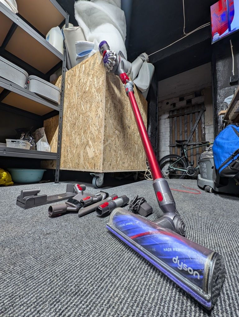 DYSON V8 Extra Absolutne duży zestaw. Odkurzacz bezprzewodowy