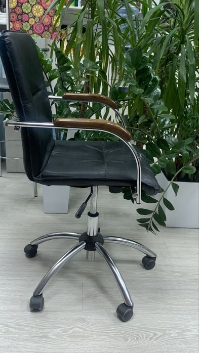 Офісне крісло в наяаності