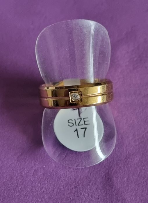 Anel/aliança dourado, em aço inoxidável, com 1 brilhante. T17
