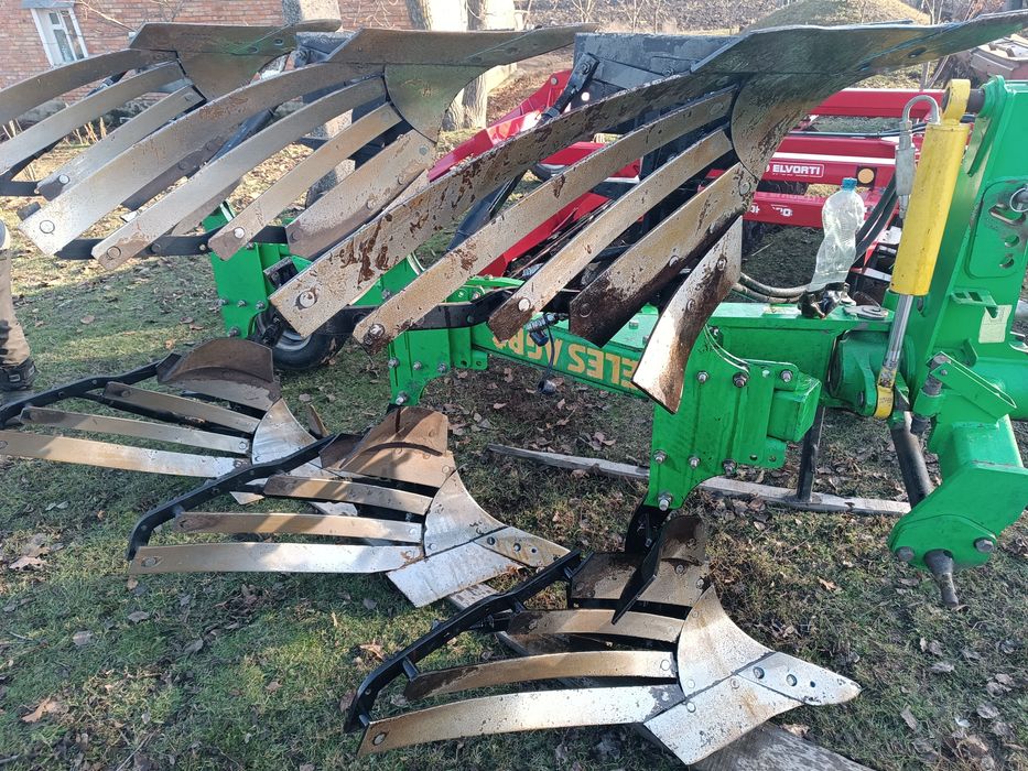 Продам оборотний плуг Велес Агро 3+1