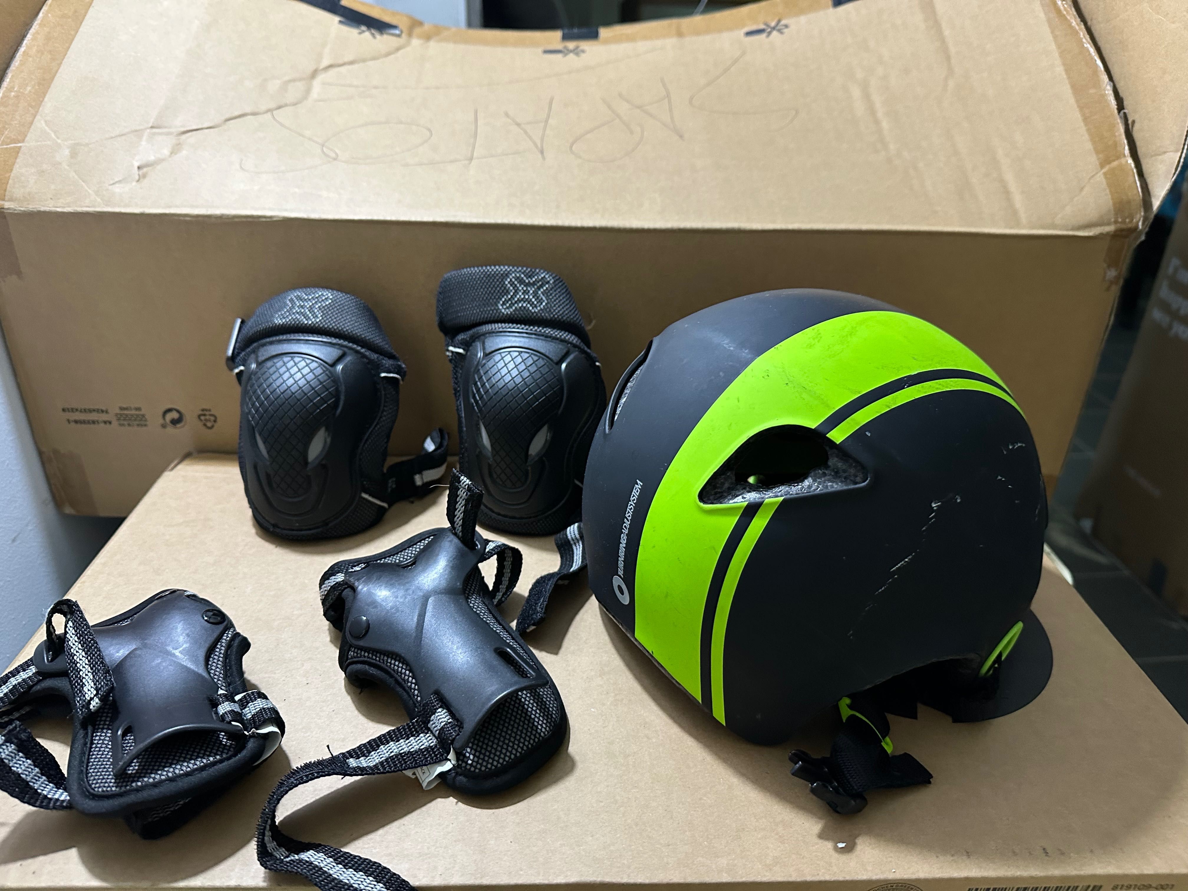Capacete. Caneleiras e cotoveleiras