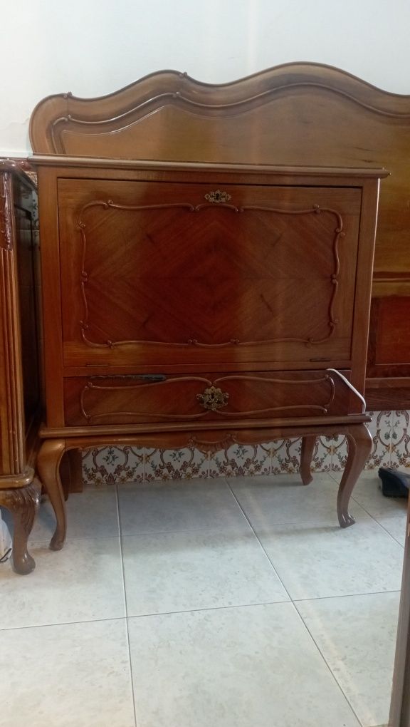Guarda-roupa, cômoda, mesas de cabeceira 2 e 2 cadeiras