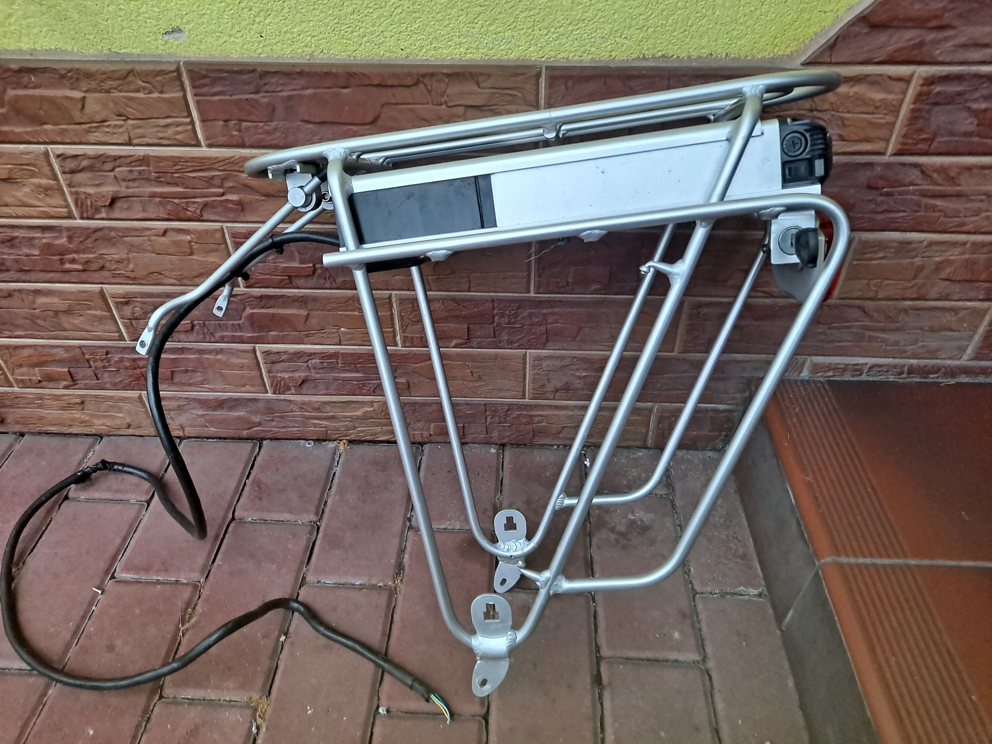 Bateria z bagażnikiem do roweru elektrycznego