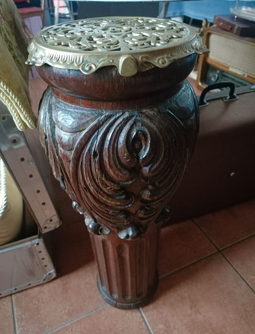 Rzeźbiona kolumna kwietnik