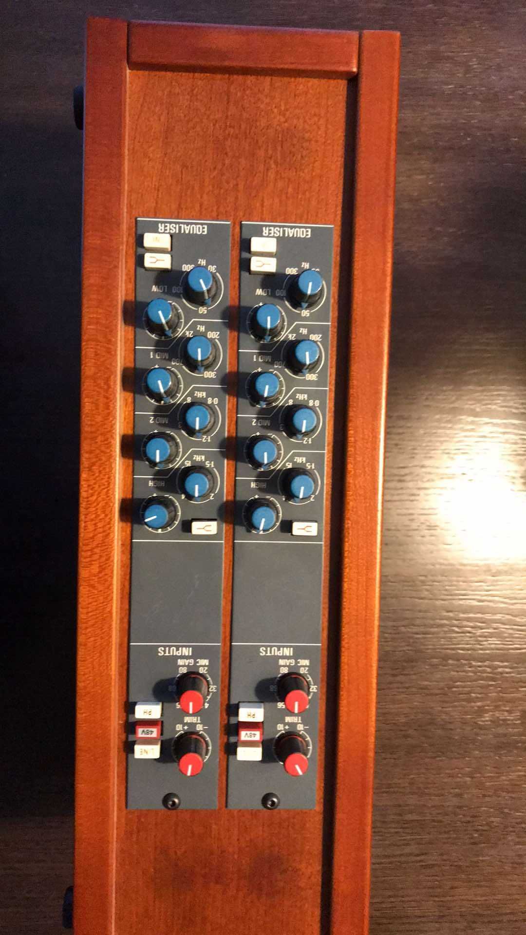 Preamp korektor Neve 8108 rack w kolorze mahoniowym