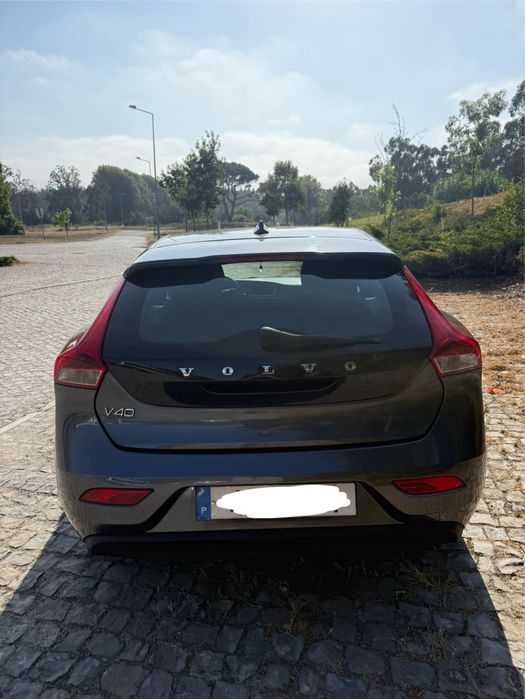 Volvo v40.