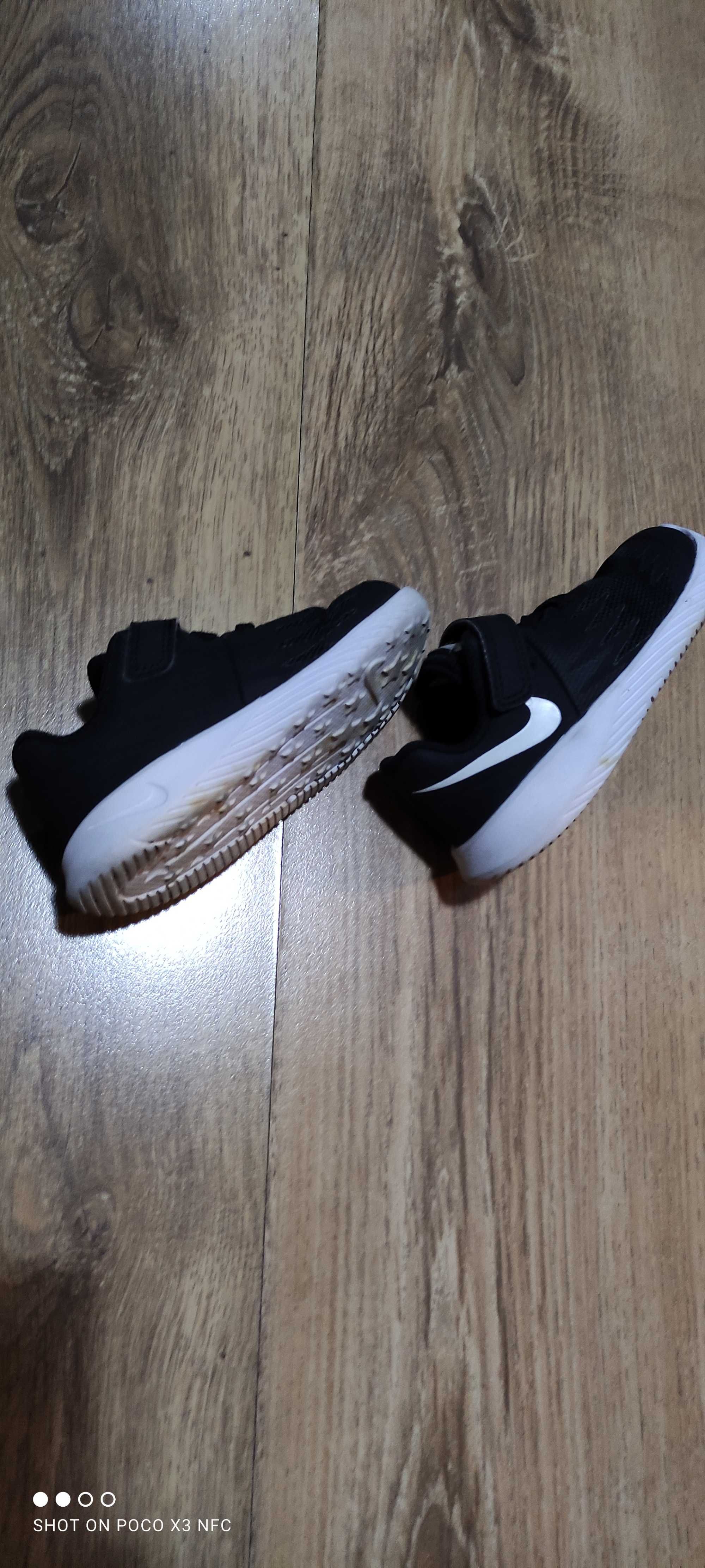 Buty dziecięce Nike rozm EUR 22, 12 cm, czarno-białe. Stan b dobry