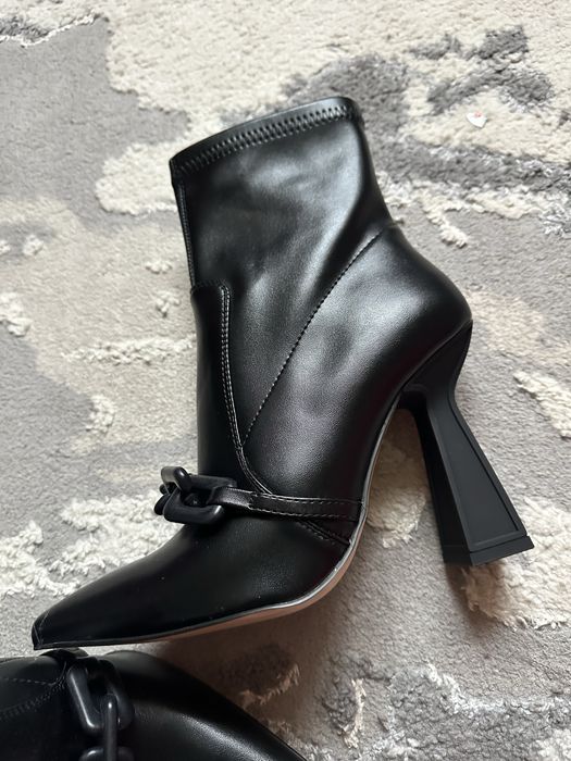 Ботильйони чорні на каблуку (нові)