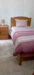 Cama de solteiro com colchão e mesa de cabeceira em cerejeira