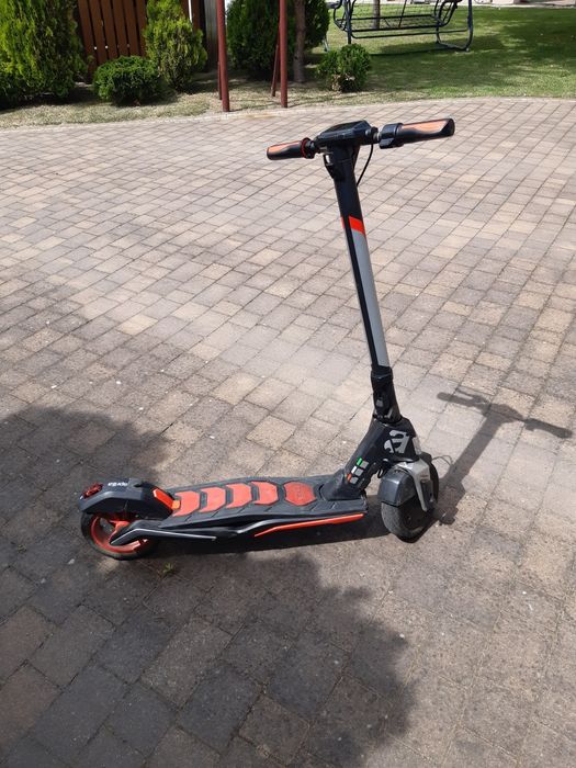 Hulajnoga elektryczna Aprilla bardzo niski przebieg stan bardzo dobry.