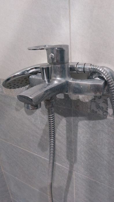 Продам краны под умыаальник/душ