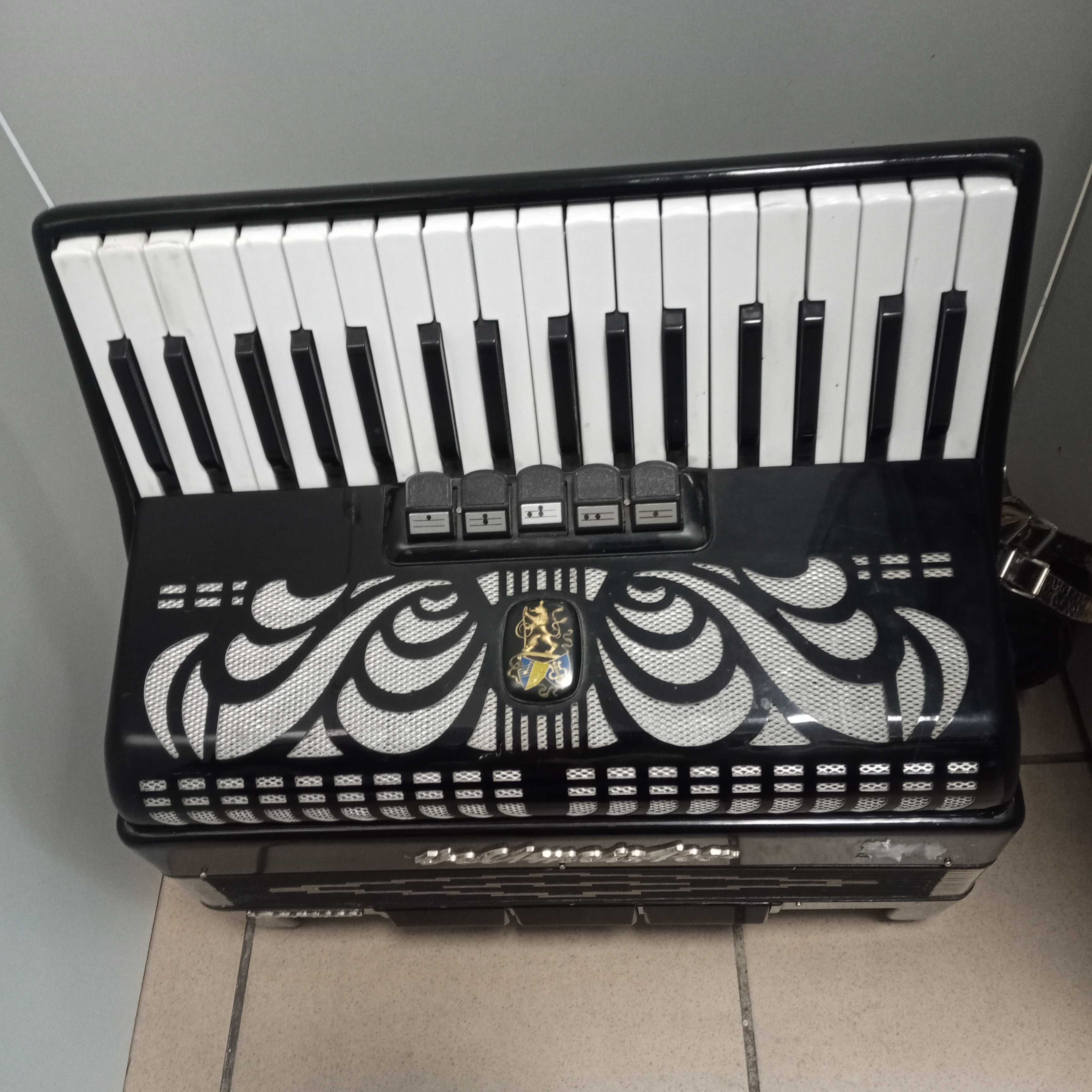 Akordeon Weltmaister Caprice 80 basów (koncertowy)