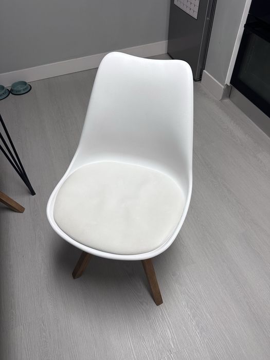 3 Cadeiras branca com pes em madeira