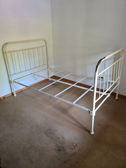 Estrutura de cama de ferro