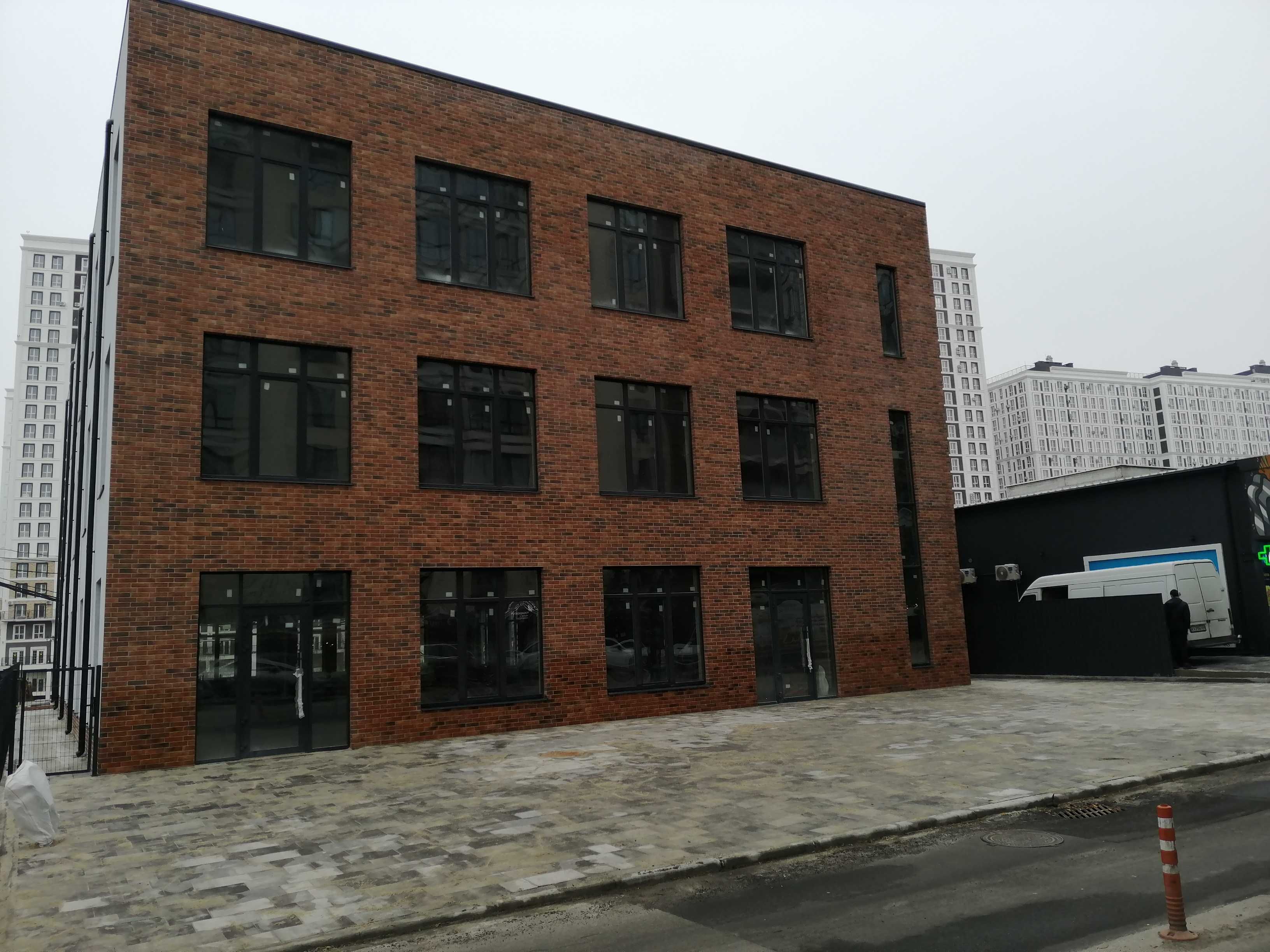 продаж фасадного приміщення 410м2  1-й поверх Київ,+ 3 паркомісця