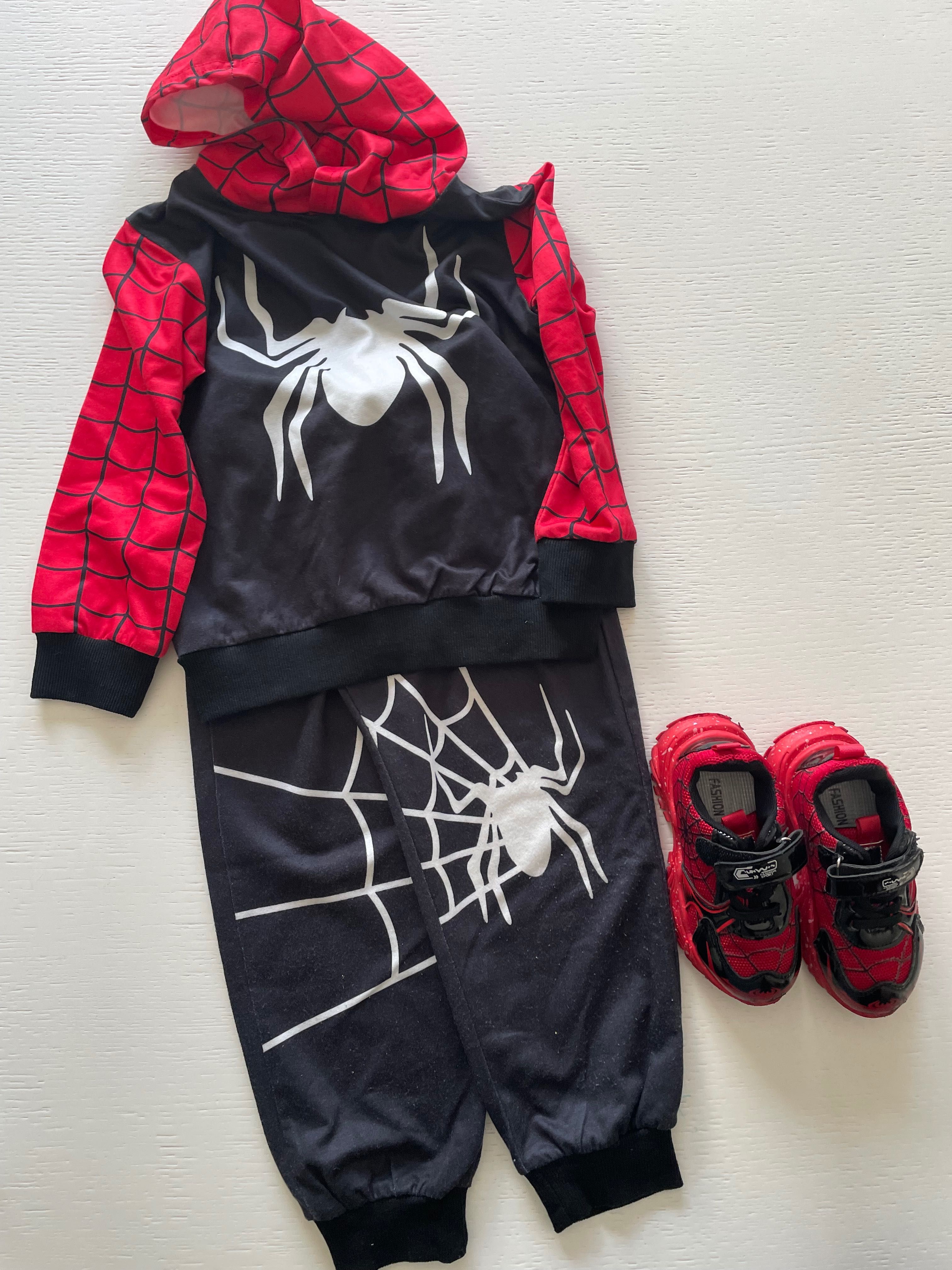 Conjunto fato de treino e sapatilhas