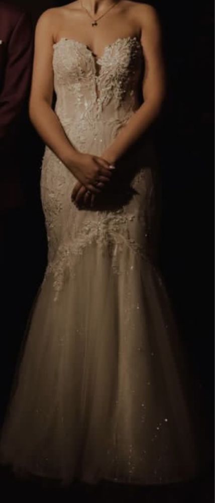 Suknia slubna rybka Anna Sposa z dołączoną tiulową spódnicą z trenem.