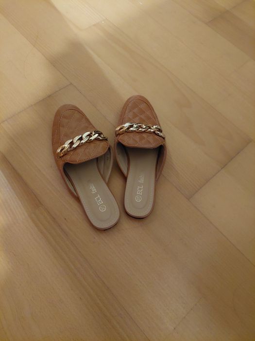 Mules em muito bom estado. Pretas n36 e camel n37. Pouco usadas