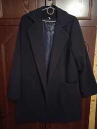 Жіноча куртка чорного кольору.