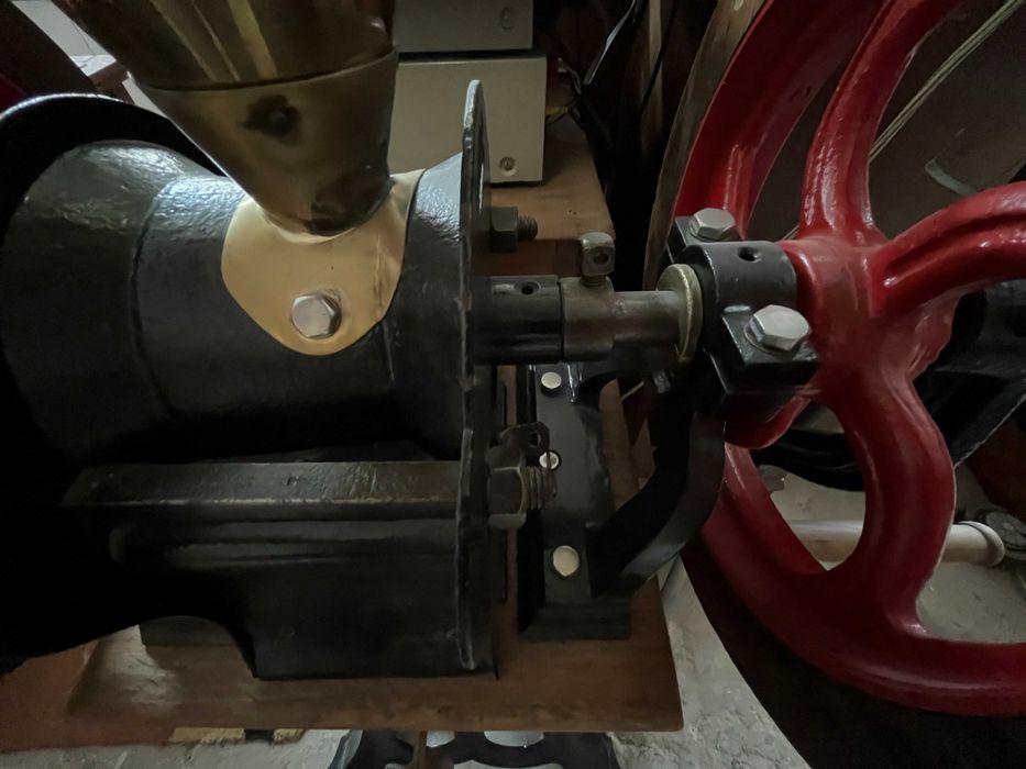 Grande e antigo moinho de café de duas rodas