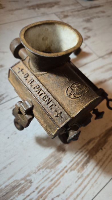 Stara zabytkowa maszynka do mielenia tytoniu