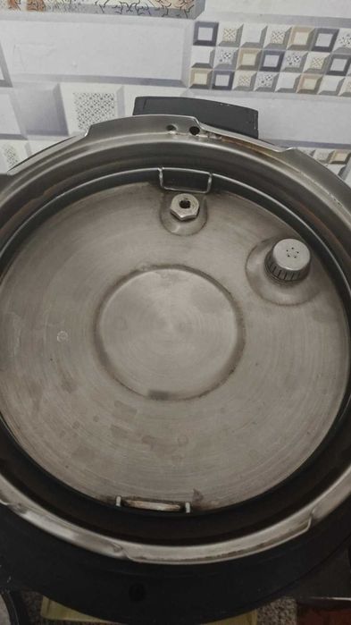 Мультиварка-скороварка  REDMOND RMC- M4504 б\у