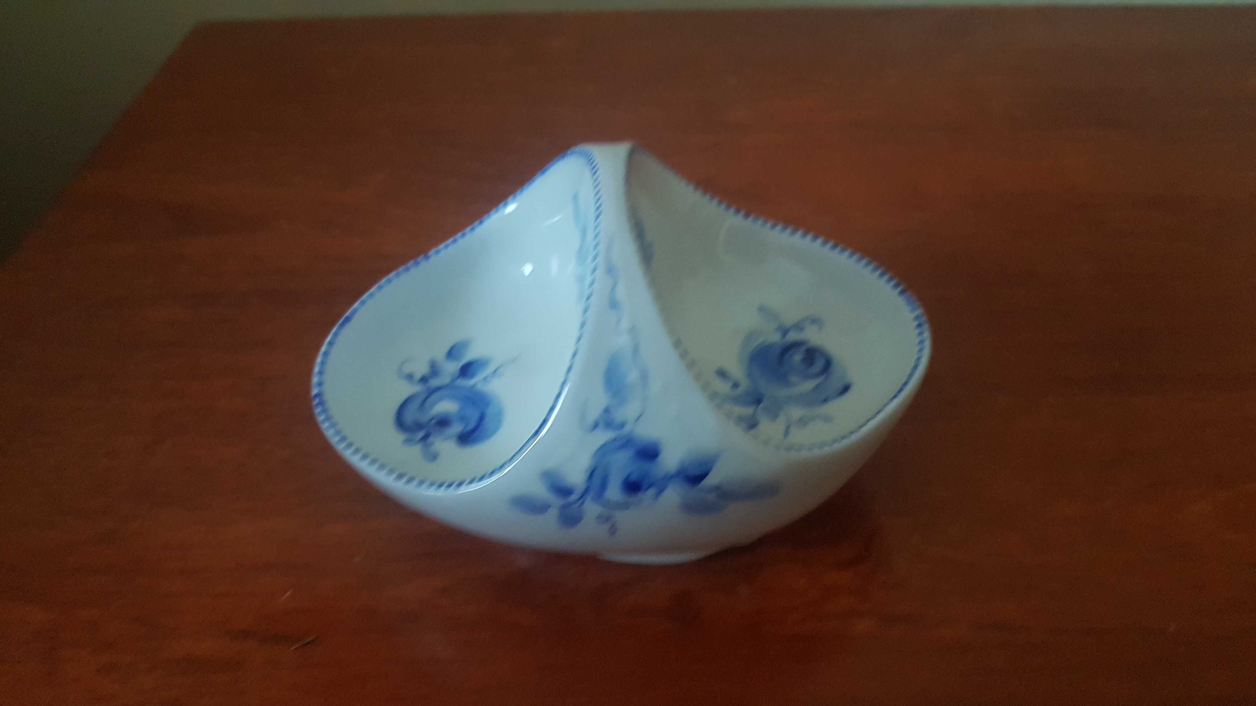 Solniczka porcelanowa biała z niebieskim motywem PRL