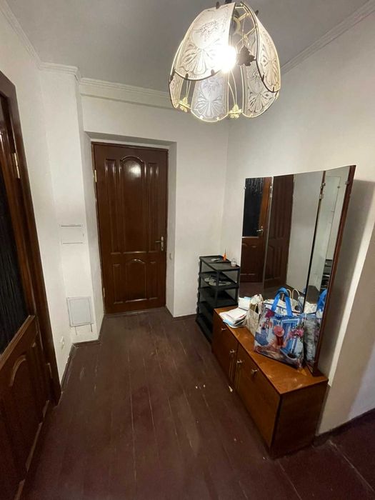 Продается 2-комнатная квартира в центре города.