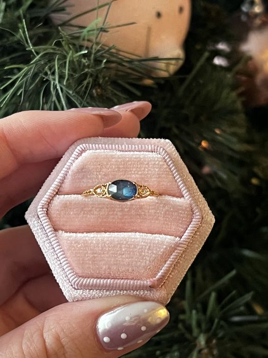 Pozłacany pierścionek ze srebra 925 z granatowym kamieniem labradoryt