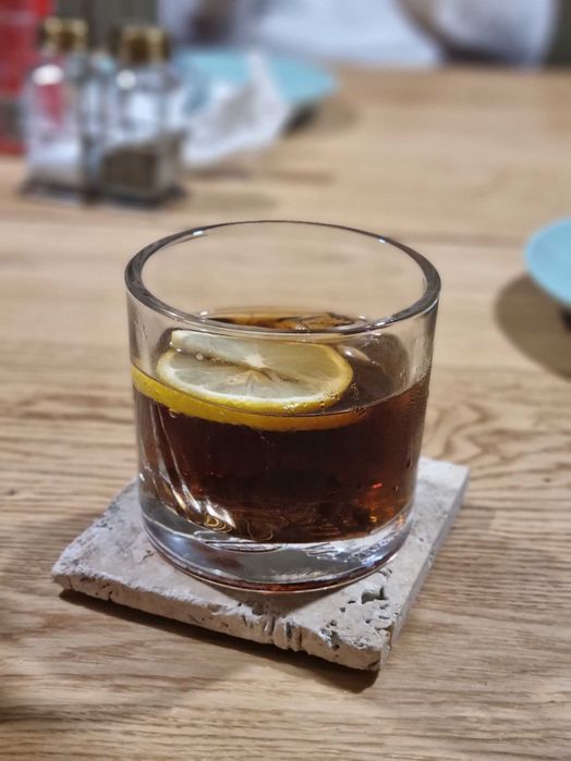 Ręcznie wykonane podkładki z trawertynu.