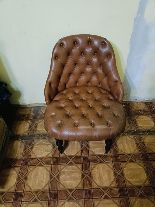 Stare skórzane krzesła