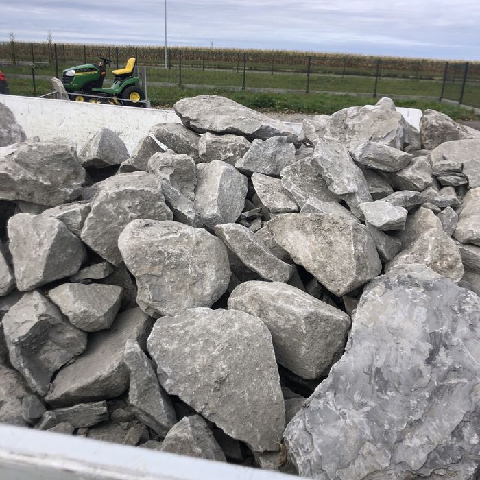 Kamien/ skalniak/ oczko wodne/ogrodzenie/mur